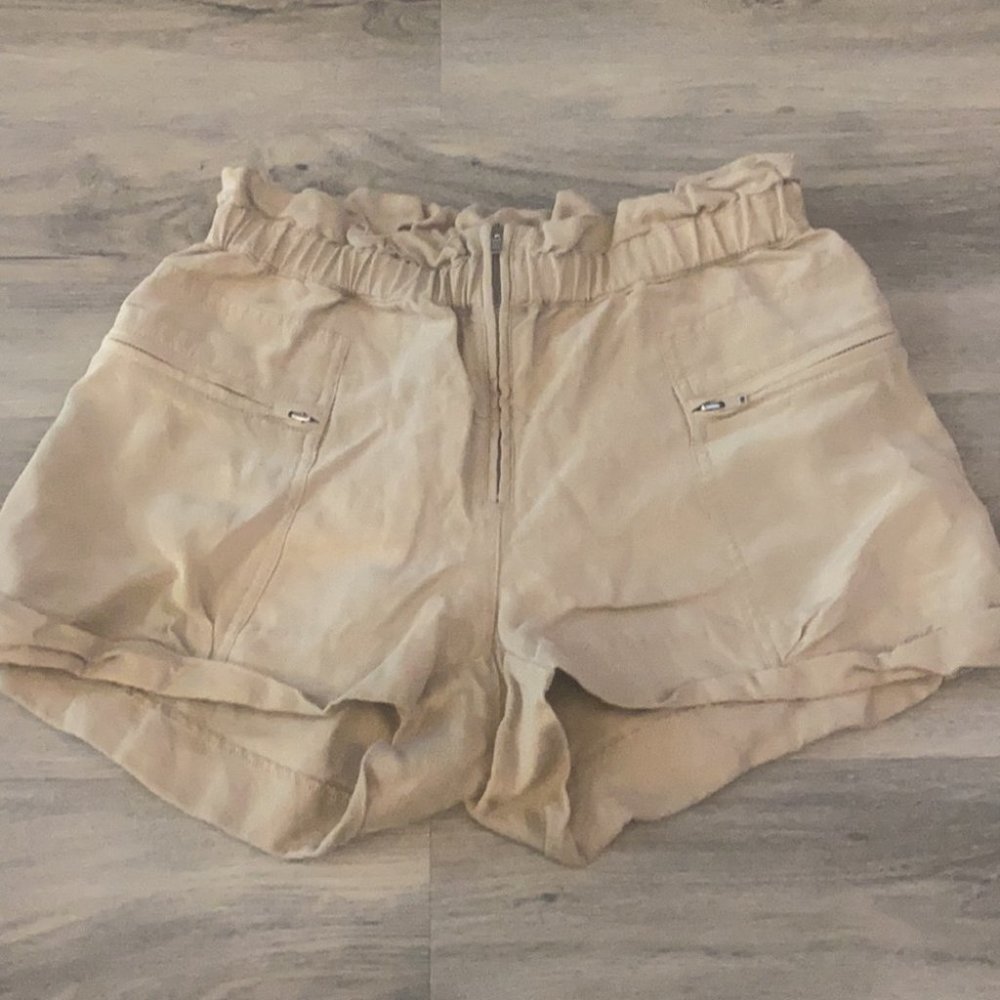 Aritzia Wilfred linen tan shorts size 2
